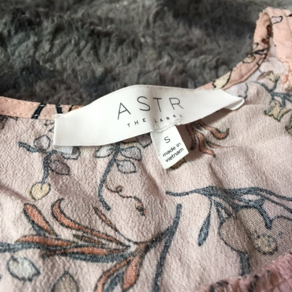 ❌SOLD❌ASTR Floral Bell Sleeve Romper - Picture 4 of 8